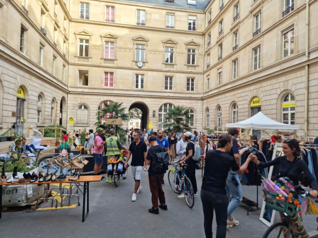 You are currently viewing Les mots pour connecter les générations : mon expérience avec “1 Lettre, 1 Sourire” 