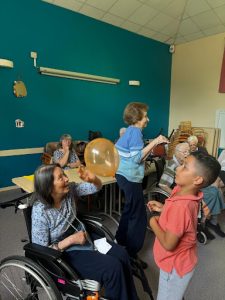 Lire la suite à propos de l’article Une Rencontre Inoubliable à Bordeaux : Quand la Jeunesse et les Seniors Se Rencontrent Grâce à 1 Lettre 1 Sourire