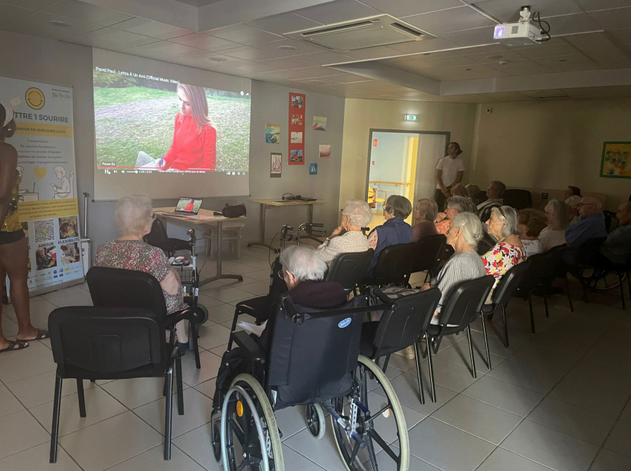 You are currently viewing ATELIER DE LECTURE A L’EHPAD LOUISE THERESE A ECURIE